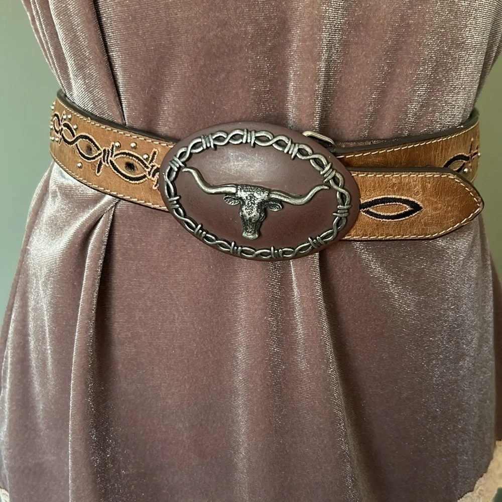 Nacona Texas long horn on buckle with barb wire stitching youth unisex sz 26”